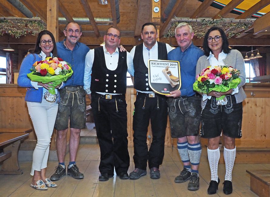 Das 174. Cannstatter Volksfest kann kommen: Dieter Klauss und seine Lebensgefährtin Ute Augenschein, Zimmermann Marco Sack, Dachdecker Silvio Döllinger und Werner Klauss mit seiner Frau Isolde (von links). Bild: Kölmel