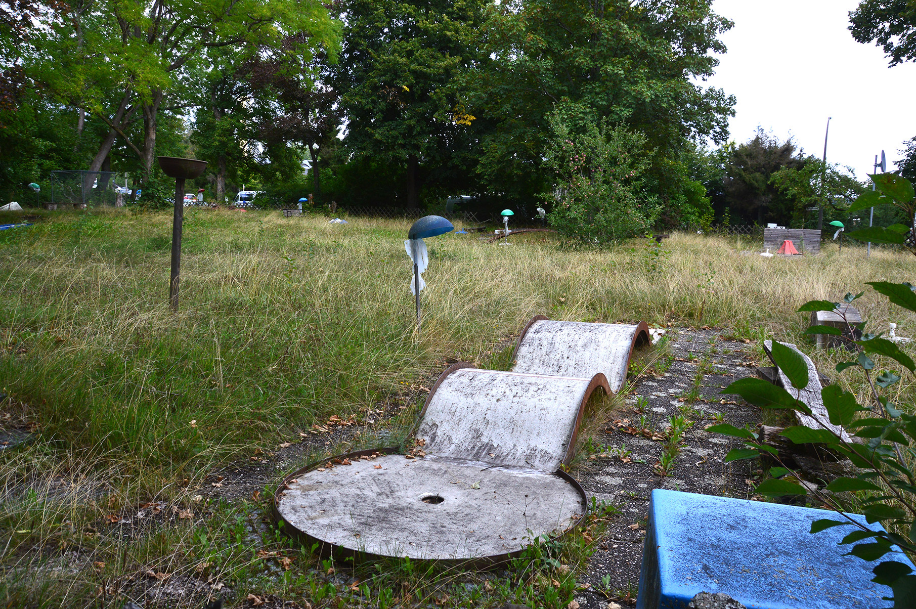 Beim verlassenen Minigolfplatz in der Oberen Vorstadt überwuchert das Gras.