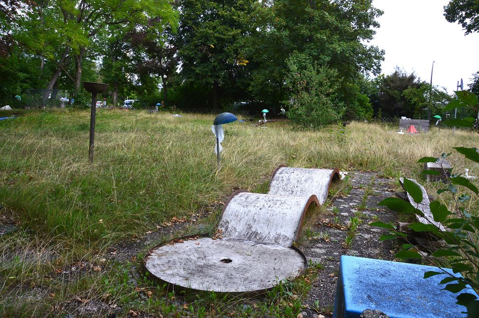 Beim verlassenen Minigolfplatz in der Oberen Vorstadt überwuchert das Gras.
