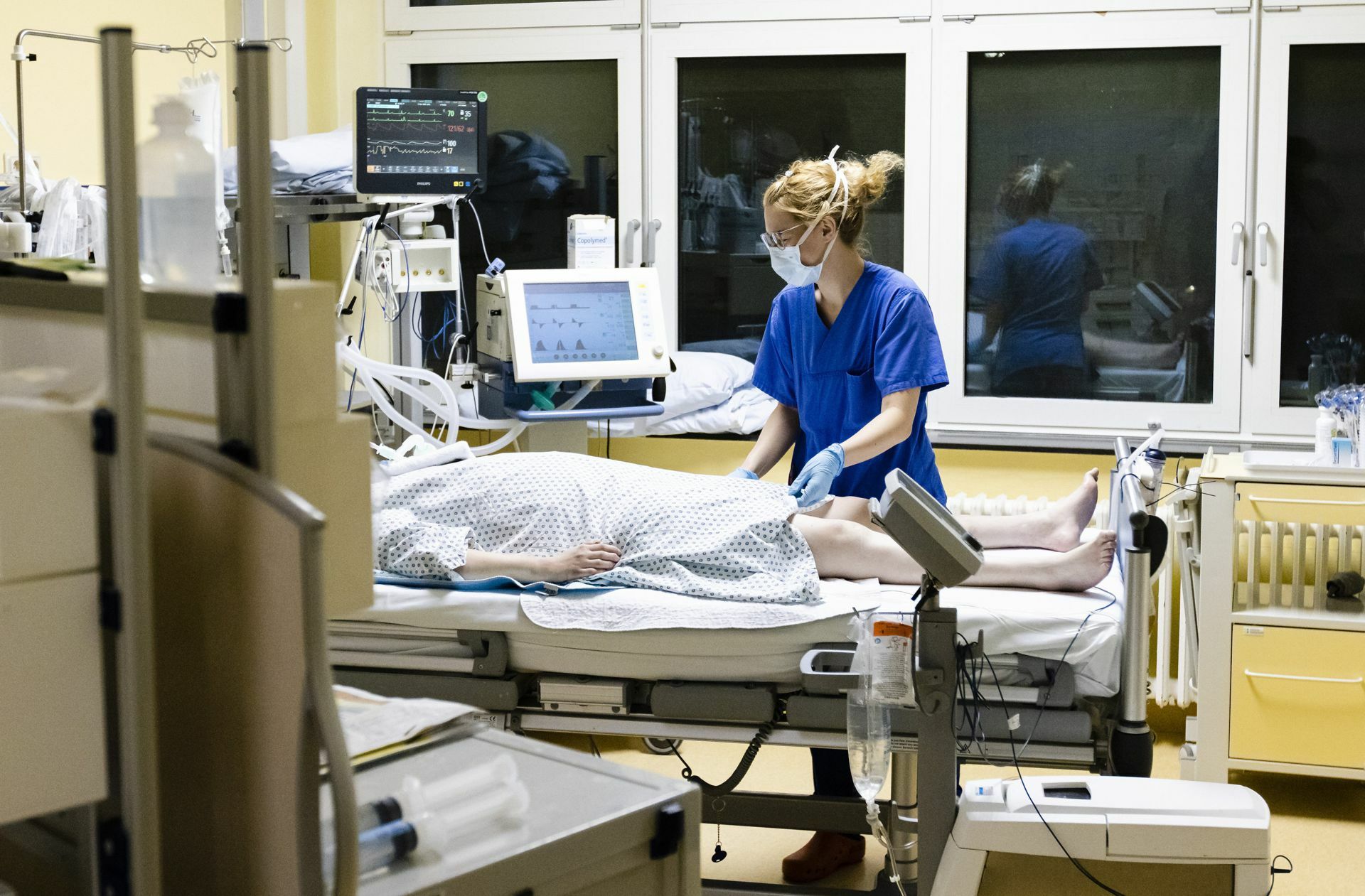 Eine Krankenschwester versorgt einen Corona-Patienten auf der Intensivstation. Foto: dpa/Frank Molter