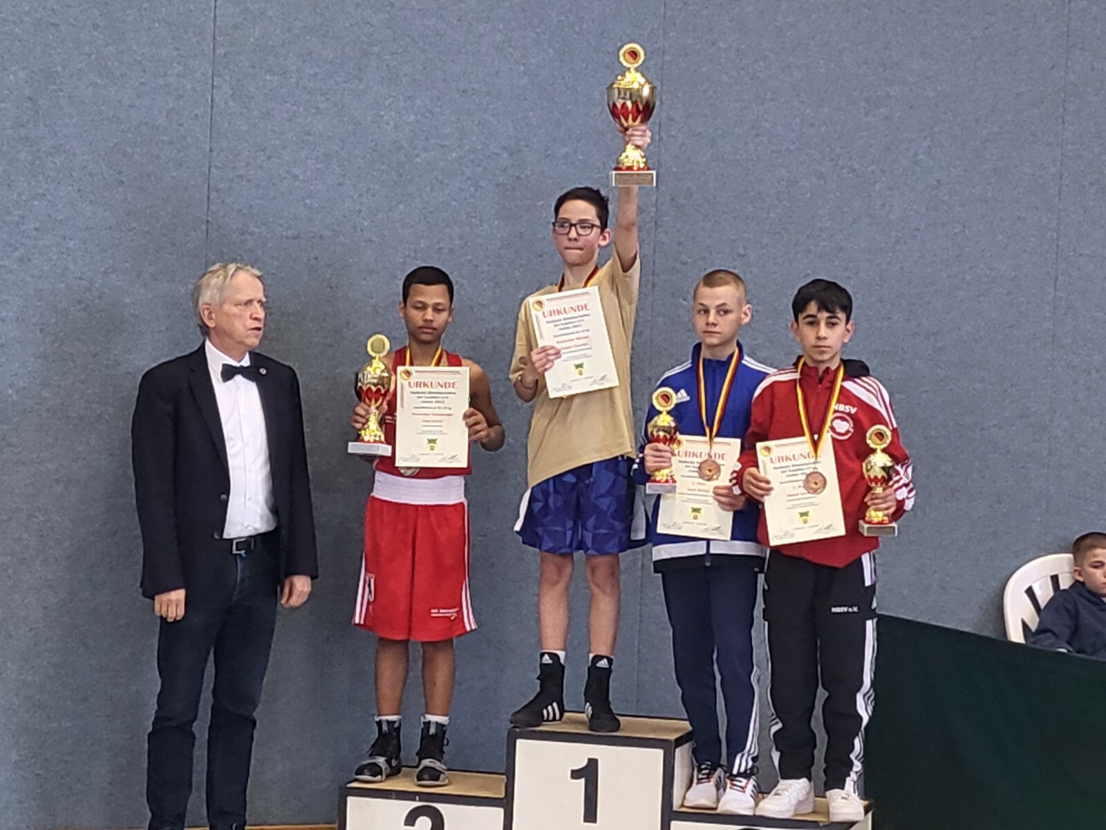 Ganz oben auf dem Siegertreppchen mit Pokal: der Wahl-Sindelfinger Roman Vlasenko. Bild: z