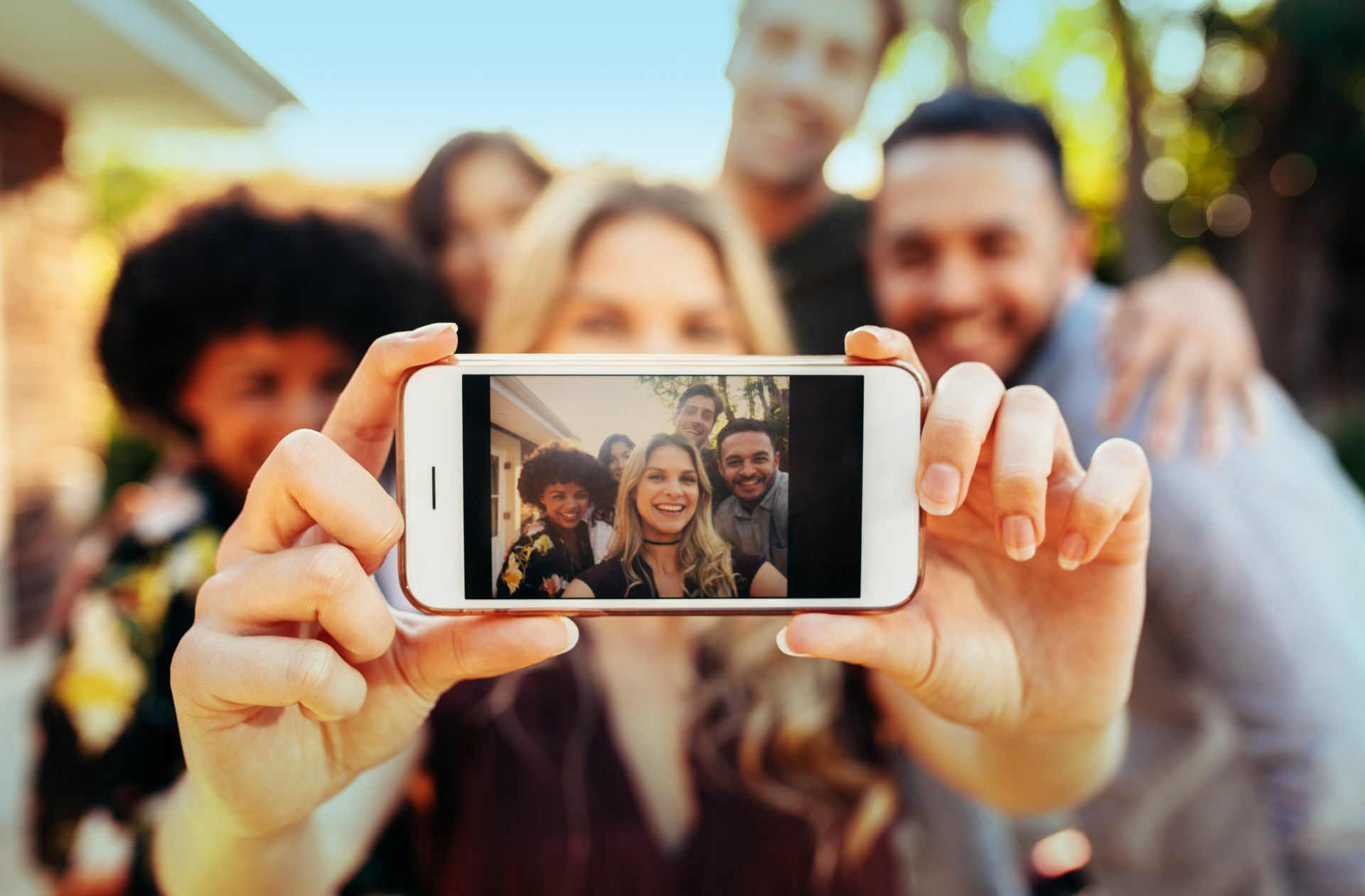 Wer ein Selfie macht, nutzt besonders viele KI-Programme. Oftmals verschönern dabei die Programme automatisch die Gesichter.
 Foto: Adobe Stock/Jacob Lund