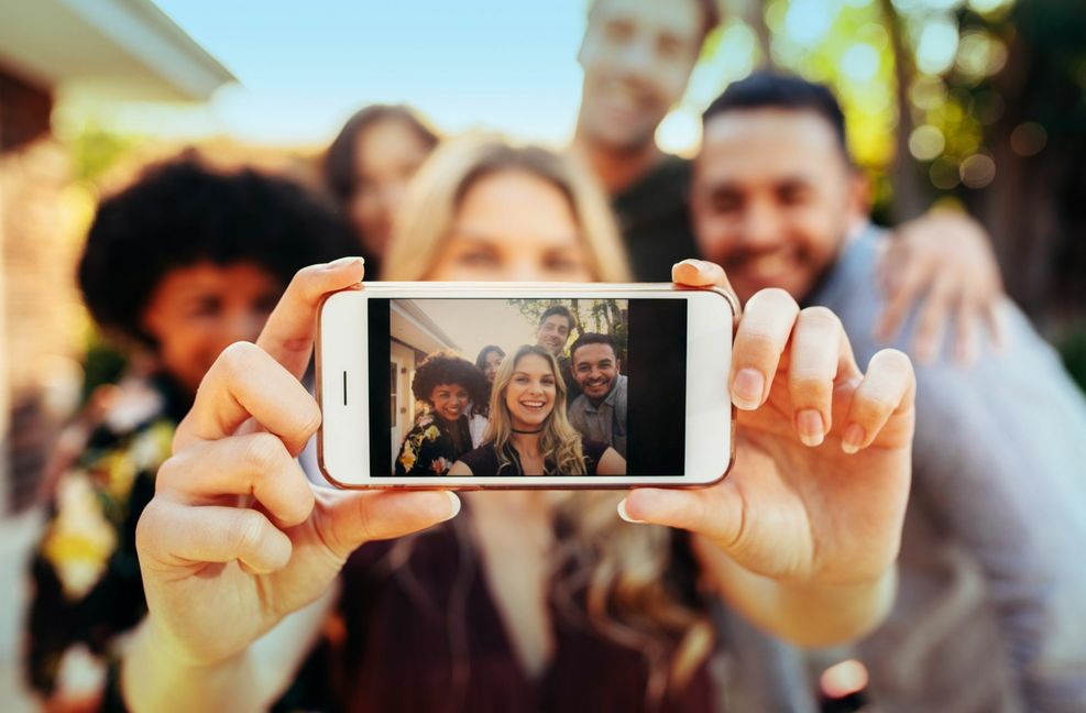 Wer ein Selfie macht, nutzt besonders viele KI-Programme. Oftmals verschönern dabei die Programme automatisch die Gesichter.
 Foto: Adobe Stock/Jacob Lund