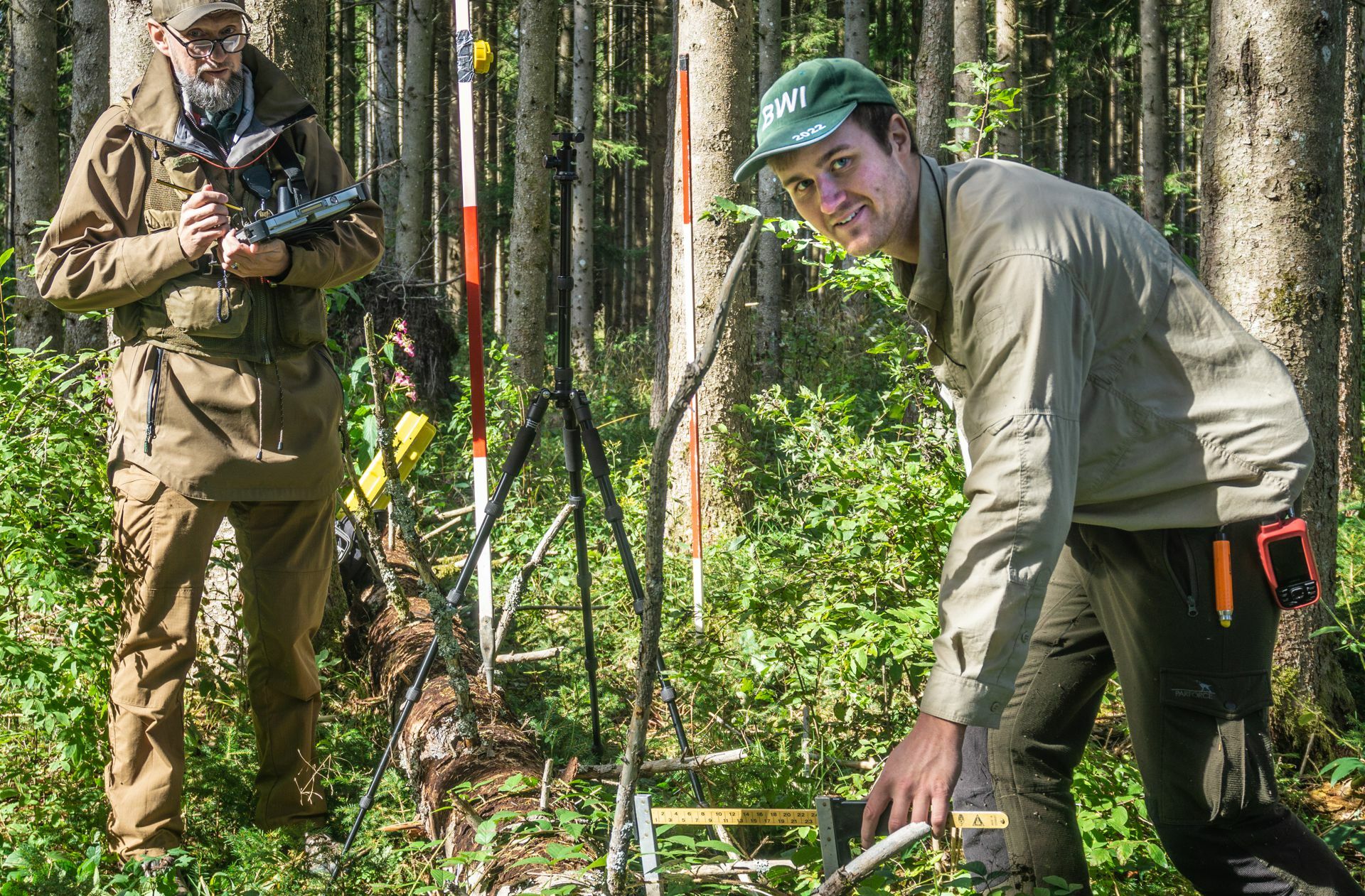 Marcus Schäfer (links) und Matthias Colling vermessen auch das Totholz im Wald.
 Foto: Faltin