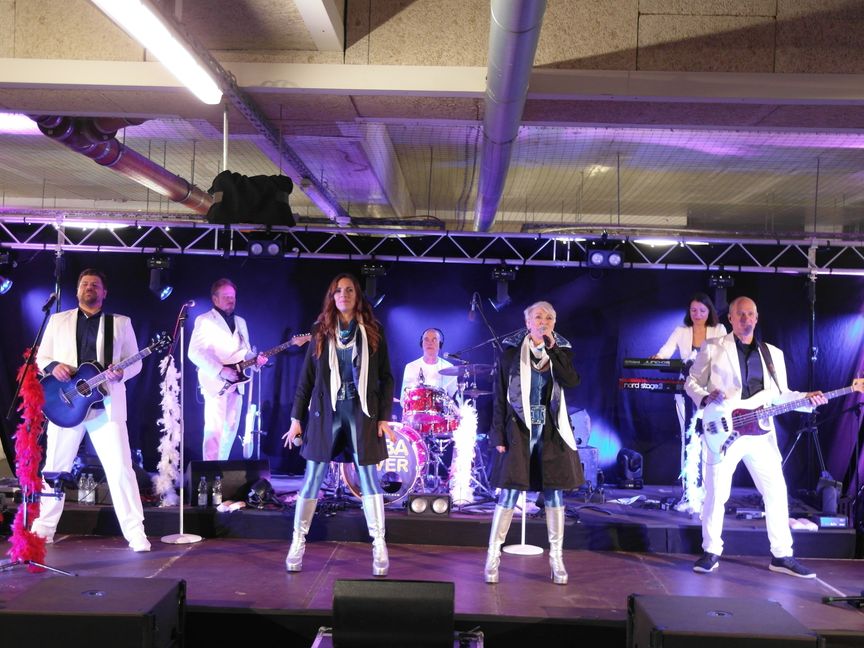 Die Hamburger Formation Abba-Fever spielte auf dem Mercaden-Parkdeck. Bild: Staber