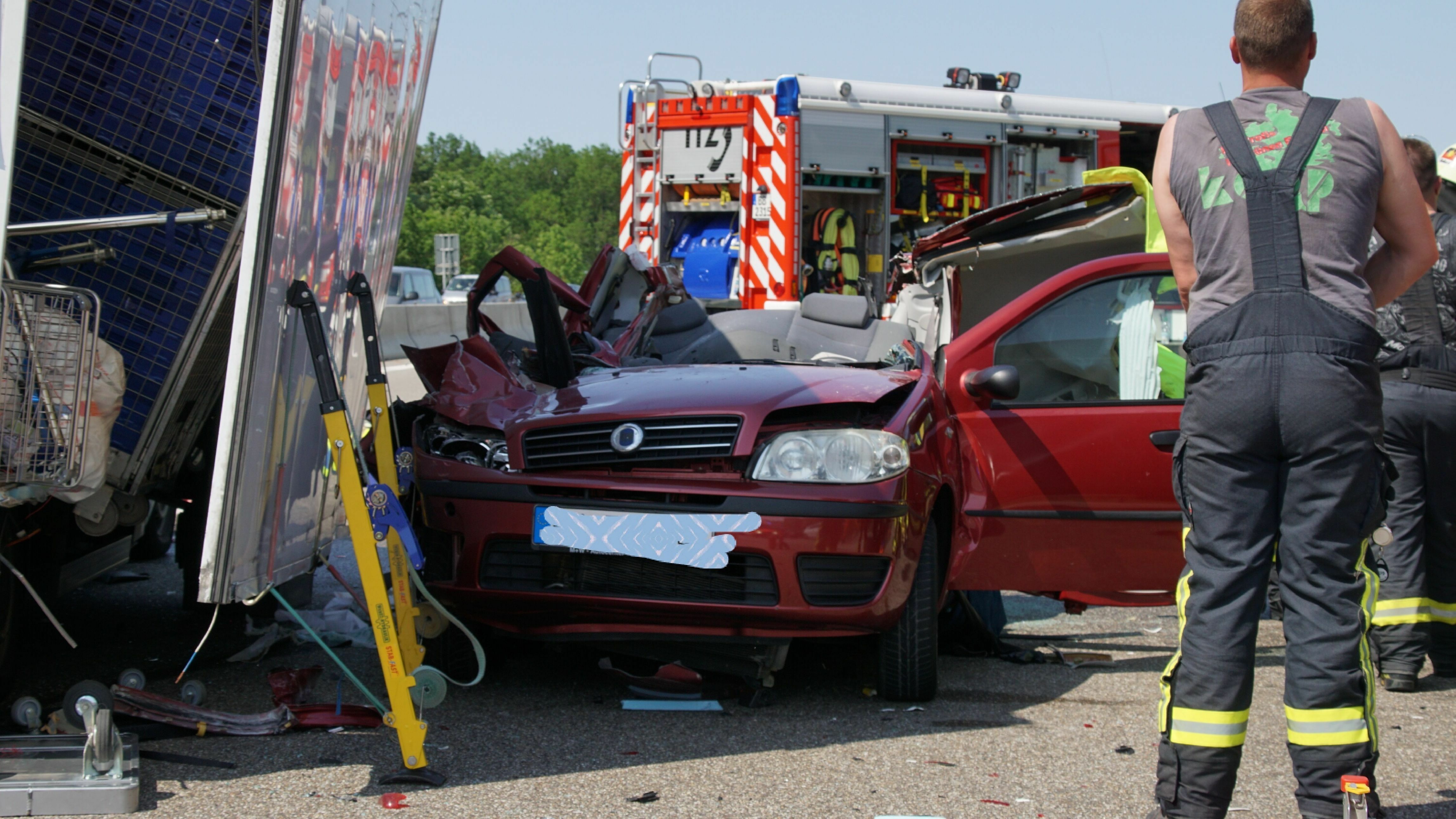 Die drei Insassen mussten von der Feuerwehr aus ihrem Fahrzeug befreit werden. Bild: SDMG/Dettenmeyer
