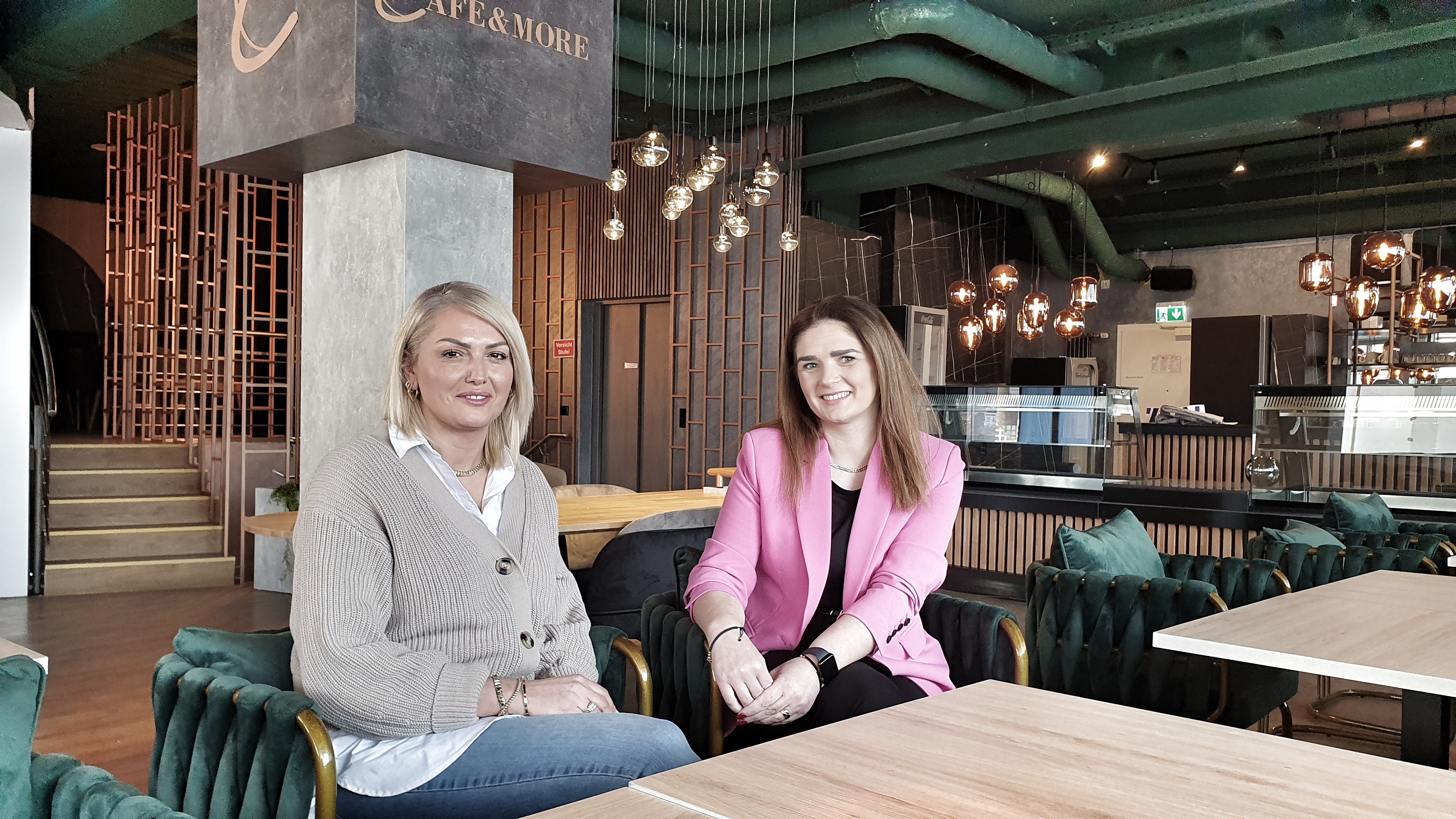 Qendresa Haziri und Bea Pnishi freuen sich auf Gäste im "Café & More am Marktplatz.Bild: Wegner