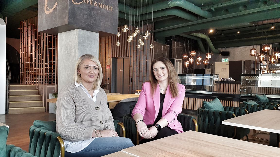Qendresa Haziri und Bea Pnishi freuen sich auf Gäste im "Café & More am Marktplatz.Bild: Wegner