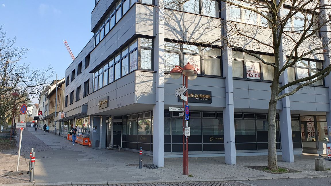 Früher gab es an dieser Ecke des Sindelfinger Marktplatzes Geld und Kredite. In vier Wochen bekommen Gäste hier Frühstück und Eis.Bild: Wegner
