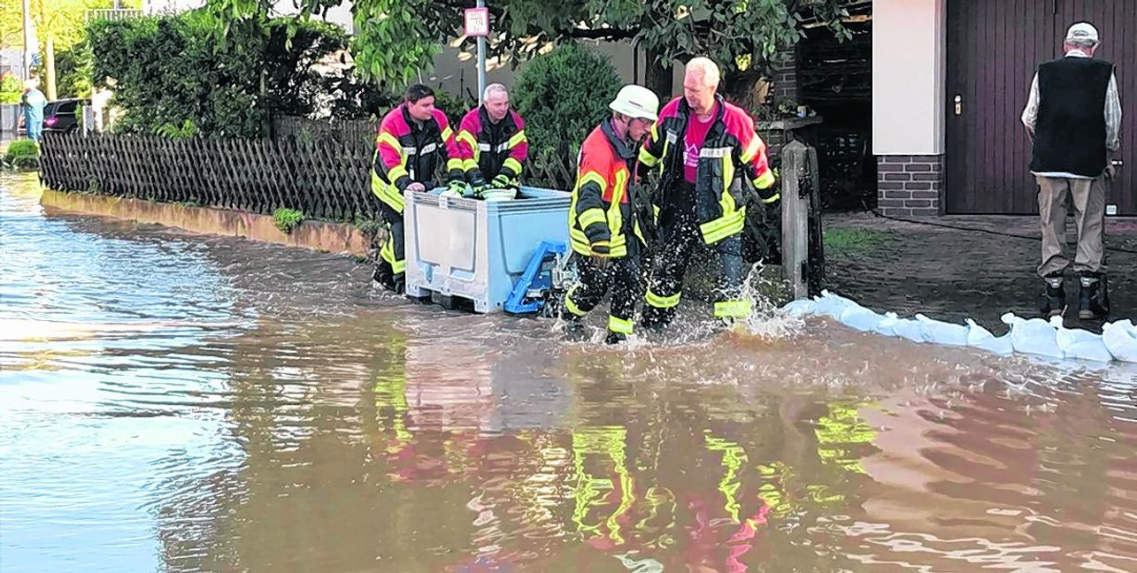 Schweißtreibender Einsatz im kalten Wasser: die Ehninger Feuerwehr. Bild: z