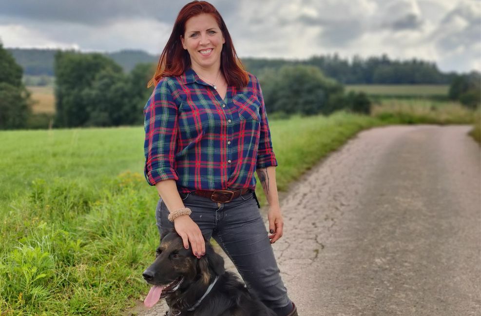 Esther Ollick und ihr Hund Vince, der seine Rolle als Tröster in der Katastrophe mit großer Gelassenheit ertragen hat.
 Foto: StZ/Hilke Lorenz