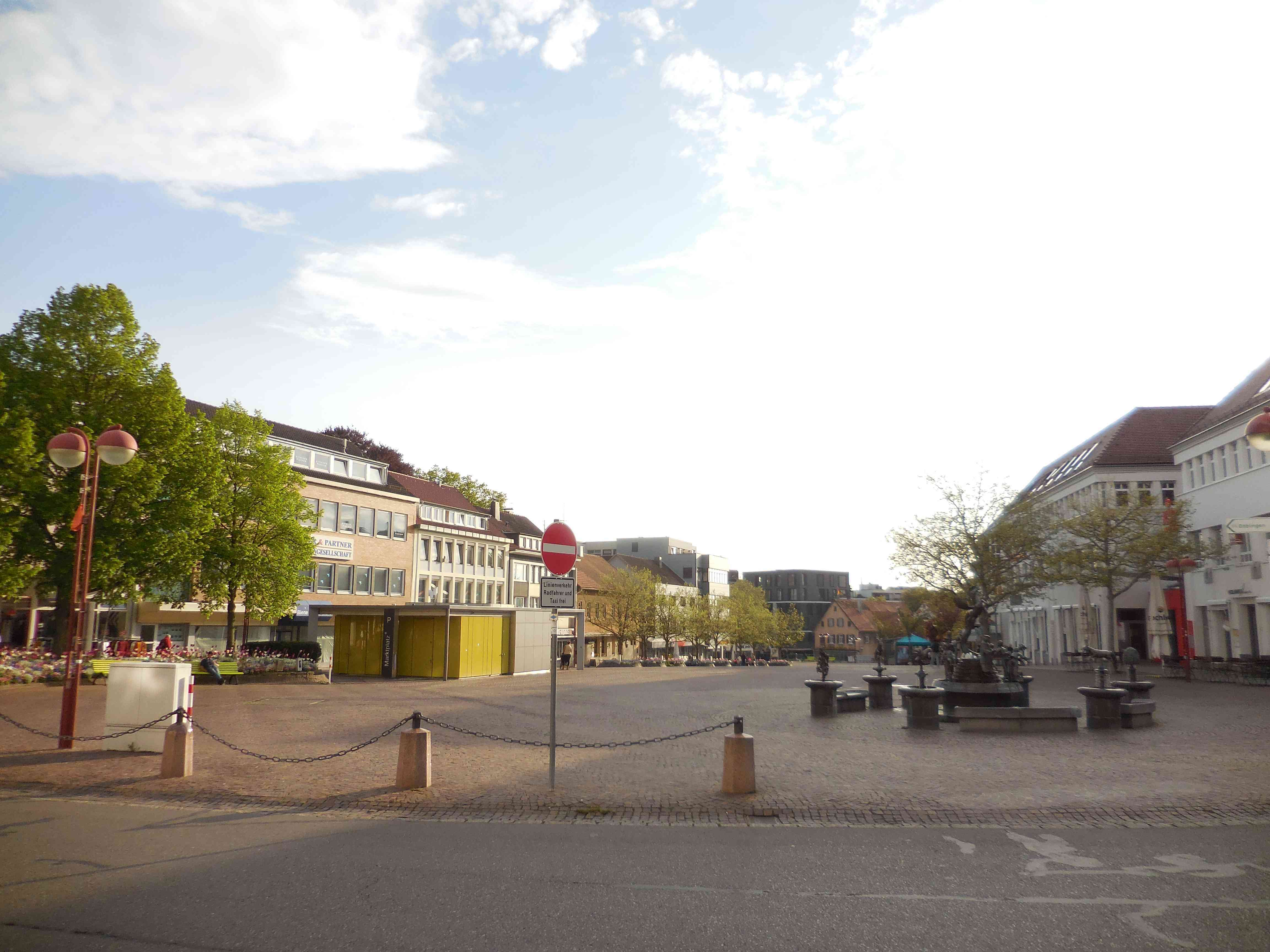 Der Sindelfinger Marktplatz am Dienstagabend nach der Grundsatzaussprache im Gemeinderat: Die marode Tiefgarage ist eine tickende Zeitbombe für die Finanzen der Stadt, die derzeit noch in hellem Licht strahlen.  Bild: P. Bausch