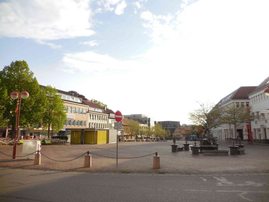 Der Sindelfinger Marktplatz am Dienstagabend nach der Grundsatzaussprache im Gemeinderat: Die marode Tiefgarage ist eine tickende Zeitbombe für die Finanzen der Stadt, die derzeit noch in hellem Licht strahlen.  Bild: P. Bausch