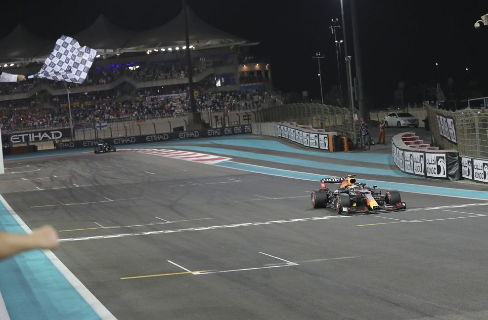 Zielflagge für den Weltmeister: Max Verstappen hat Lewis Hamilton entthront.
 Foto: dpa/Kamran Jebreili