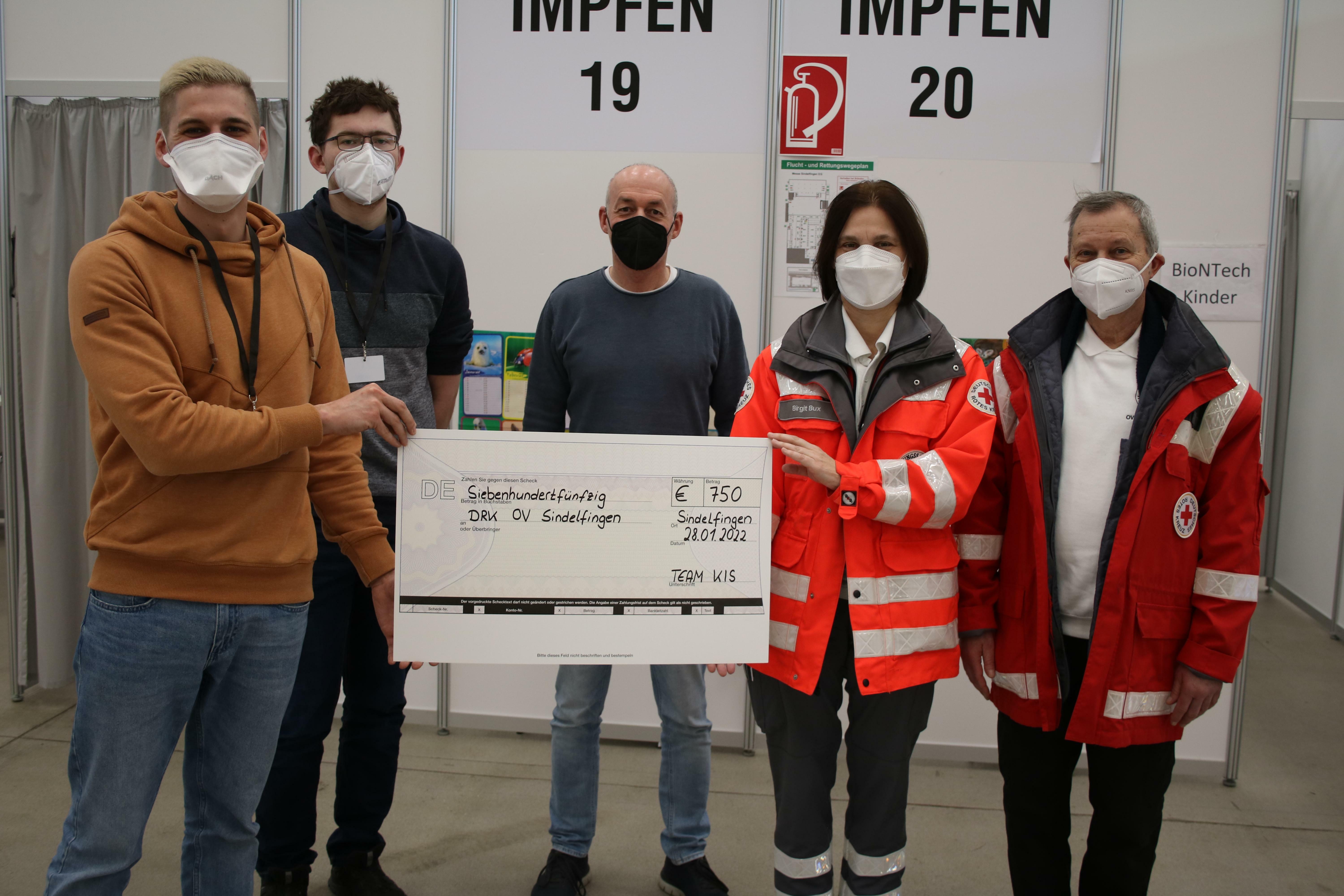 "Finanzielle Auffrischspritze" für den DRK-Ortsverein Sindelfingen im Kreisimpfstützpunkt (von links): Die Leitungsteam-Mitglieder Matthias Fuchs, Richard Schaber und Thomas Feuchter sowie DRK-Bereitschaftsleiterin Birgit Bux und DRK-Ehrenamtlicher Roland Krug. Bild: z