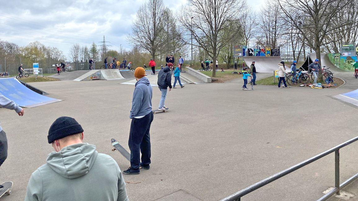 Fahrrad, Skateboard, Scooter: Ein ganz normaler Tag auf der Anlage am Glaspalast. Dabei ist hier noch nicht einmal gutes Wetter. Bild: Teufel