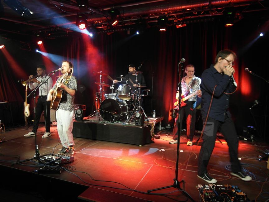 Malaka Hostel im Sindelfinger Pavillon (von links): Joshua Castillo (Trompete, Synthesizer, Gesang) , Viktor Wagner (Gesang und Gitarre), Grischa Kursawe (Schlagzeug), Werner Wilz (Bass), Holger Guirisberger (Mundharmonika, Gitarre und Gesang).  Bild: Staber