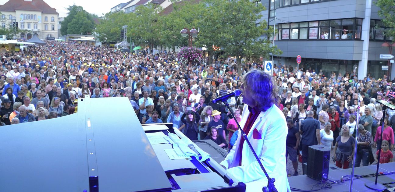 Gert Prix als Udo Jürgens: Wieder sind über 4000 Menschen auf dem Marktplatz. Bild: Dettenmeyer