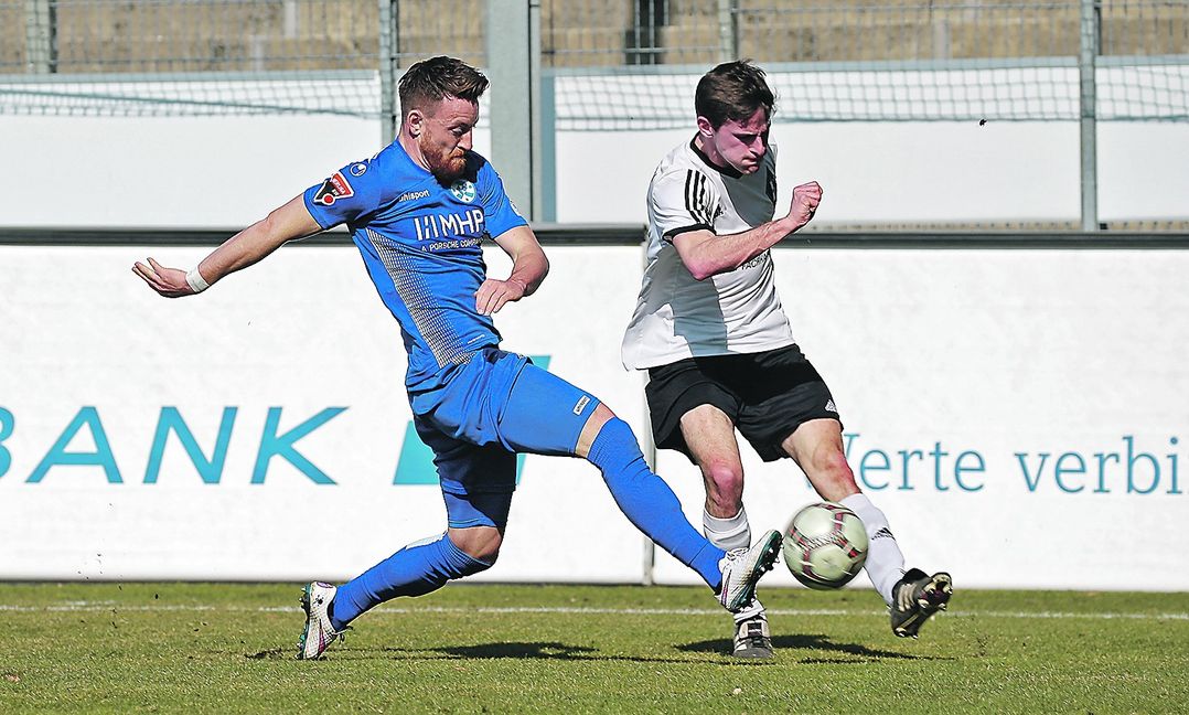 Nach seiner Umschulung zum linken Verteidiger in der Viererkette der Stuttgarter Kickers erzielte der Maichinger Michael Klauß (links) seinen ersten Saisontreffer für die Blauen. Bild: Baumann