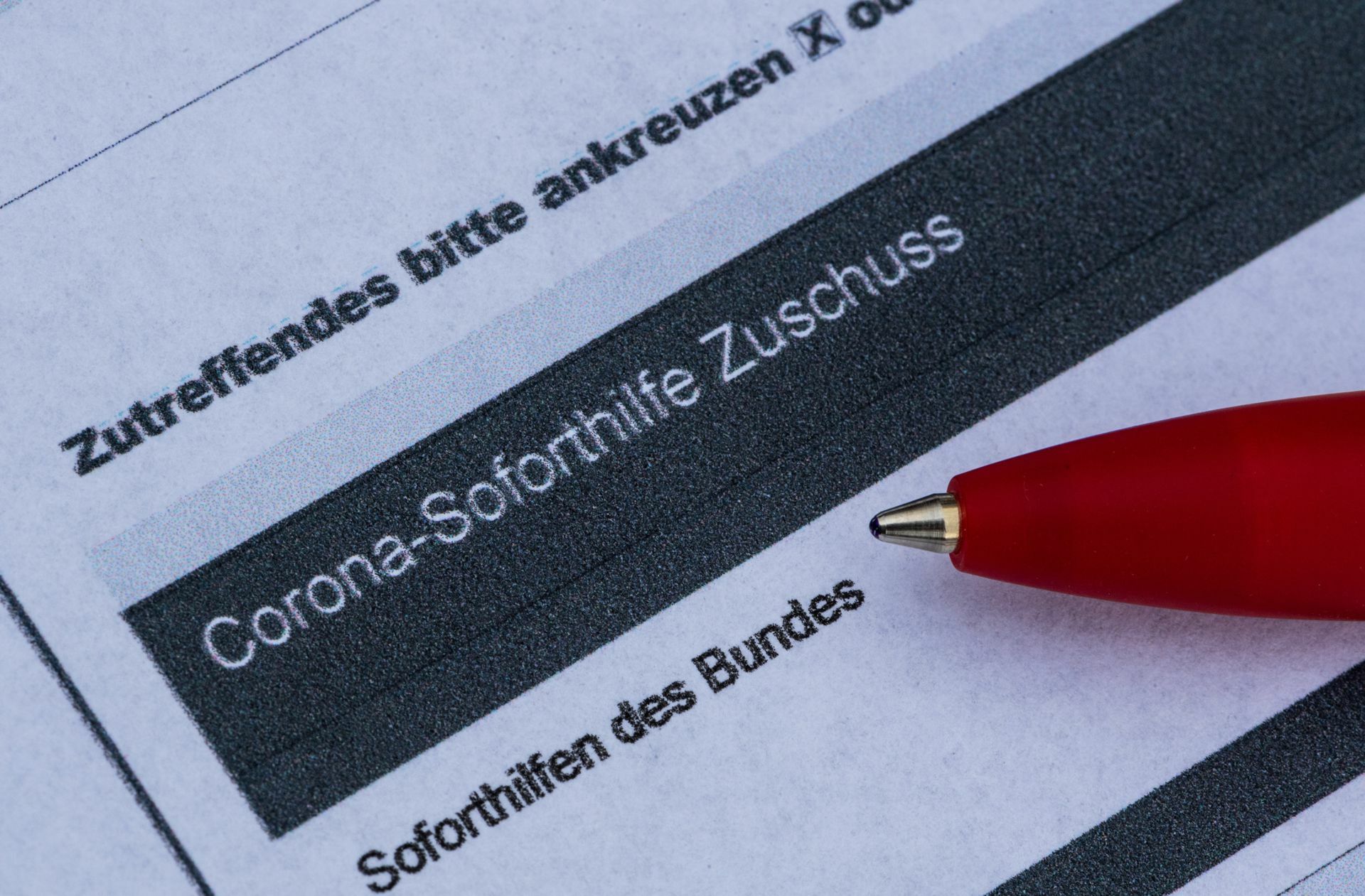 Ein Antrag für den Corona-Soforthilfe-Zuschuss, Bild: dpa/Robert Michael