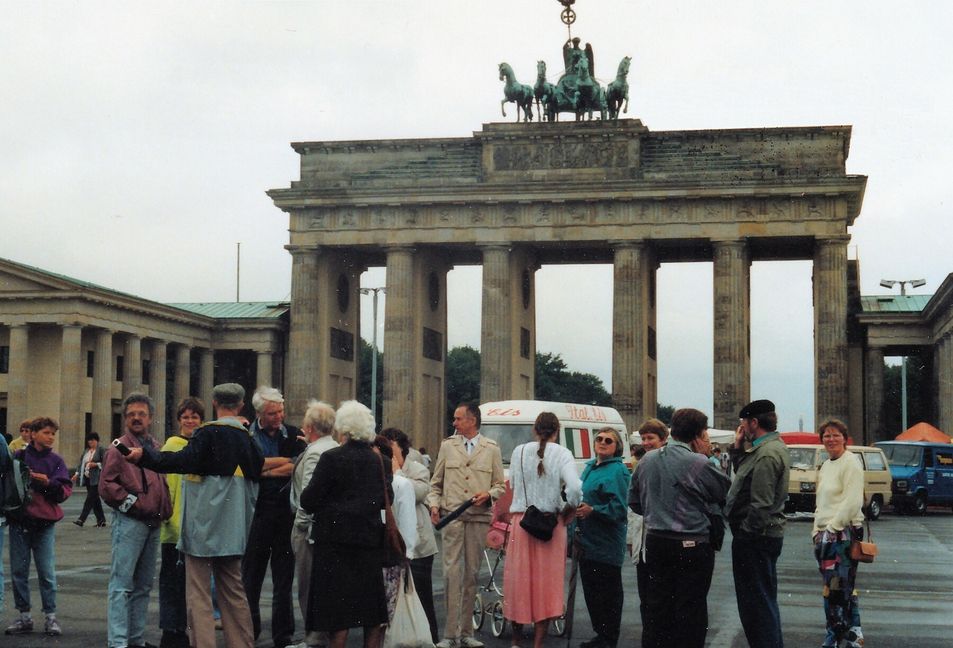 Oktober 1991 am Brandburger Tor in Berlin: rechts außen Hanne Baisch, links daneben Wilhelm Kern. Der fünfte Mann von links ist Siegfried Licht. Auch mit Unterstützung aus dem Kreis Böblingen gab es schon zu DDR-Zeiten kichliche Ost-West-Treffen. Bild: z