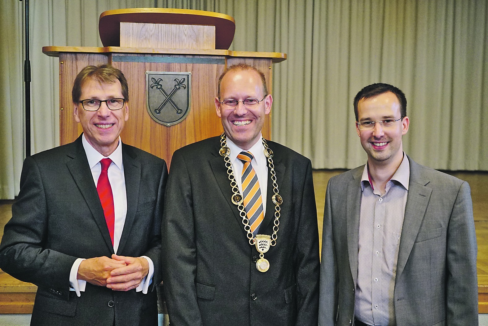 In der Turn- und Festhalle setzte OB Dr. Bernd Vöhringer offiziell Ortsvorsteher Martin Lambert (links) in sein Amt ein und verabschiedete dessen Vorgänger Dr. Daniel Schamburek, der seit Januar Bürgermeister in Schönaich ist.  Bild: Heiden