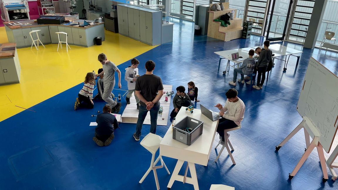 Die Teilnehmer kommen meist ohne IT-Vorkenntnisse und können am Ende des Kurses Lego-Bausätze programmieren