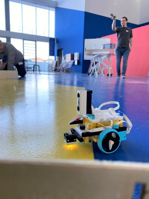 Im Schnupperkurs durften die Teilnehmer an einem Lego-Gefährt mit Licht- und Entfernungssensor tüfteln