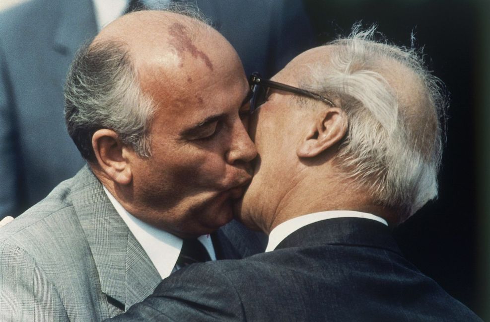 Den Falschen geküsst: Michael Gorbatschow – hier mit Erich Honecker – erwies sich anders als der DDR-Staats- und Parteichef als weitsichtiger Reformer.
