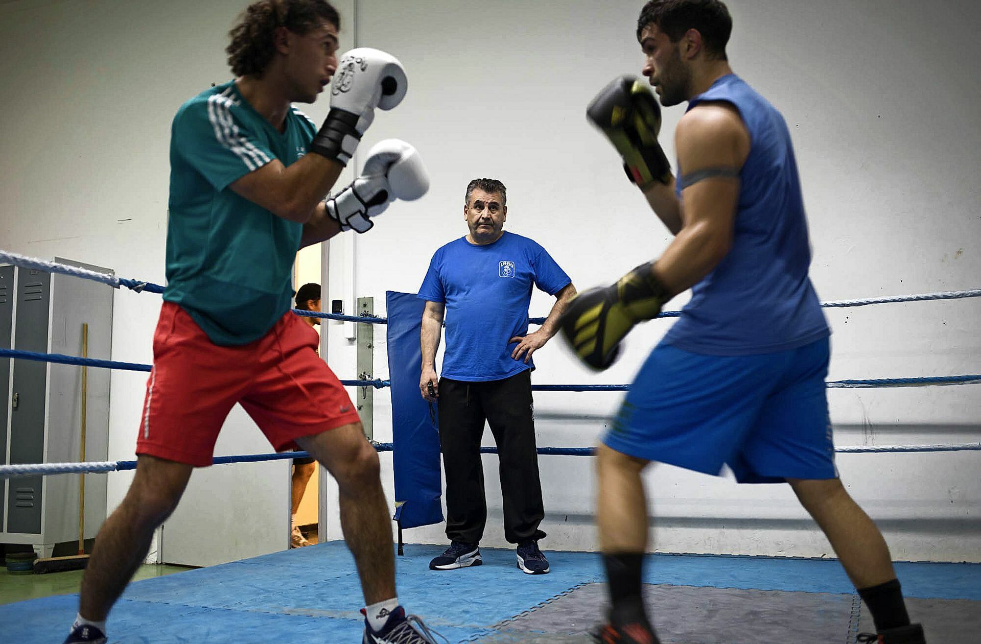 Ali Cukur mit seinen Boxschülern Bayar (links) und Kian
 Foto: Oliver Soulas