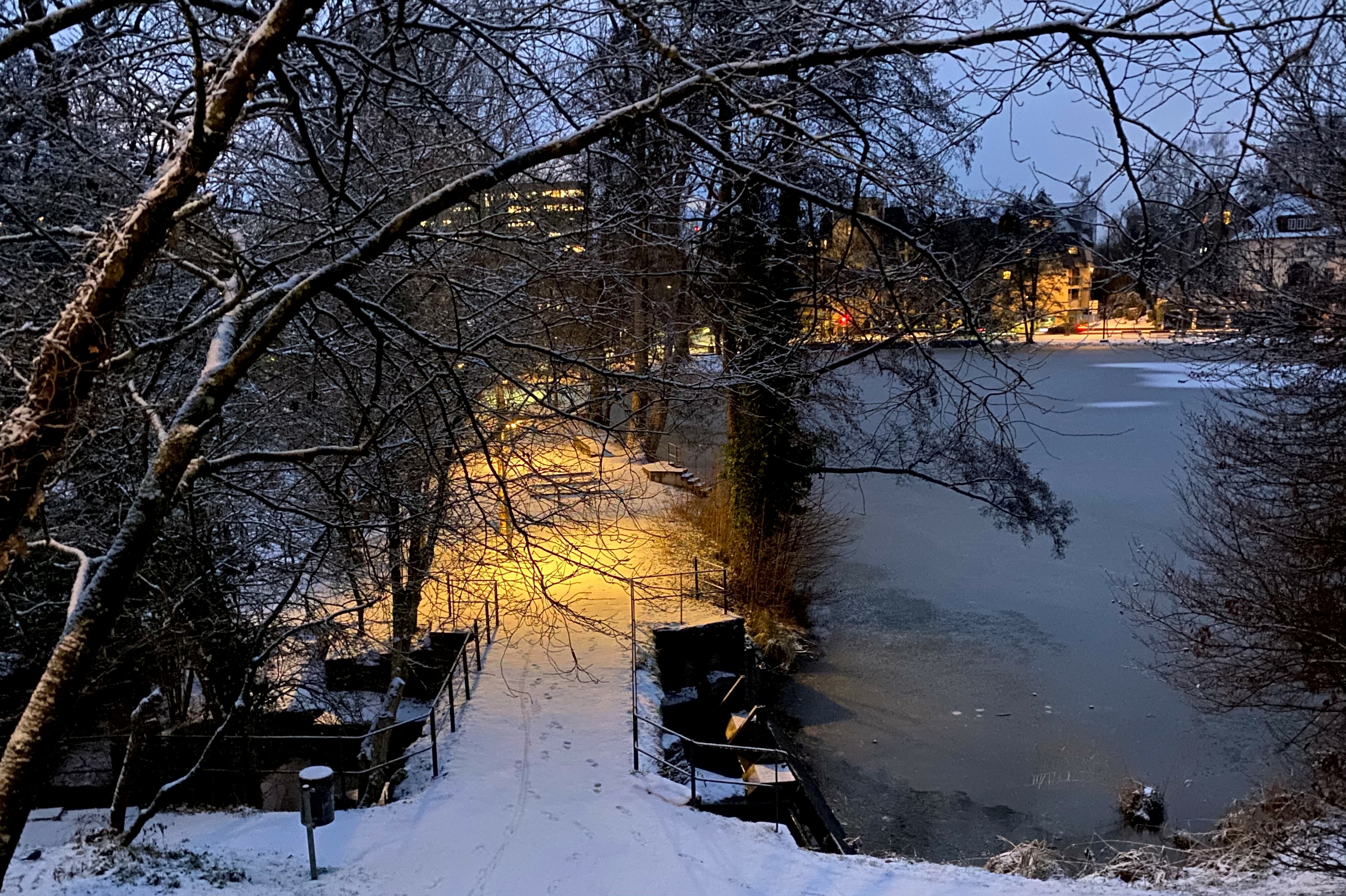 Halb schläft Sindelfingen noch, doch langsam macht das Städtle die Augen auf. Die frühen Stunden bringen besondere Momente. Da kann man den Lauf für ein Foto schon mal unterbrechen.