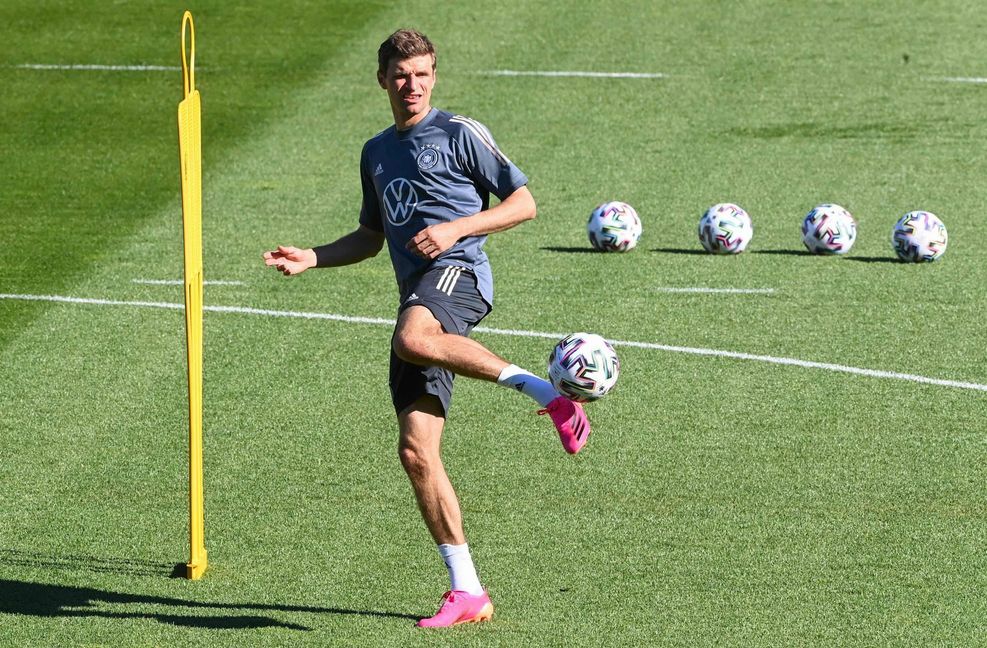 Sonniger Aufgalopp im Tiroler Trainingscamp für Thomas Müller und die DFB-Elf. Foto: AFP/Christof Stache
