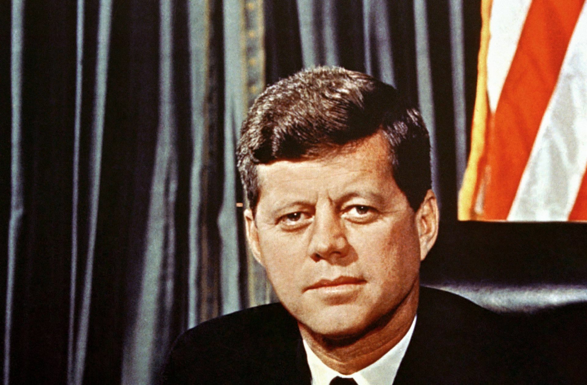John F. Kennedy: Am 20. Januar 1961 mussten die Straßen von der US-Army mit Flammenwerfern freigeräumt werden, denn in der Nacht zuvor hatte es 15 Zentimeter Neuschnee gegeben. Der bis dato jüngste Präsident der Geschichte verkörperte die Hoffnungen einer ganzen Generation auf Aufbruch und Reformen. In seiner Antrittsrede sagte er einen der meistzitierten Sätze der US-Geschichte: „Frage nicht, was ein Land für dich tun kann, sondern was du für dein Land tun kannst.“ Die außenpolitische Entspannungspolitik leitete er mit dem Satz ein: „Wir sollten niemals aus Angst heraus verhandeln. Aber wir sollten keine Angst haben zu verhandeln.“ Foto: www.imago-images.de