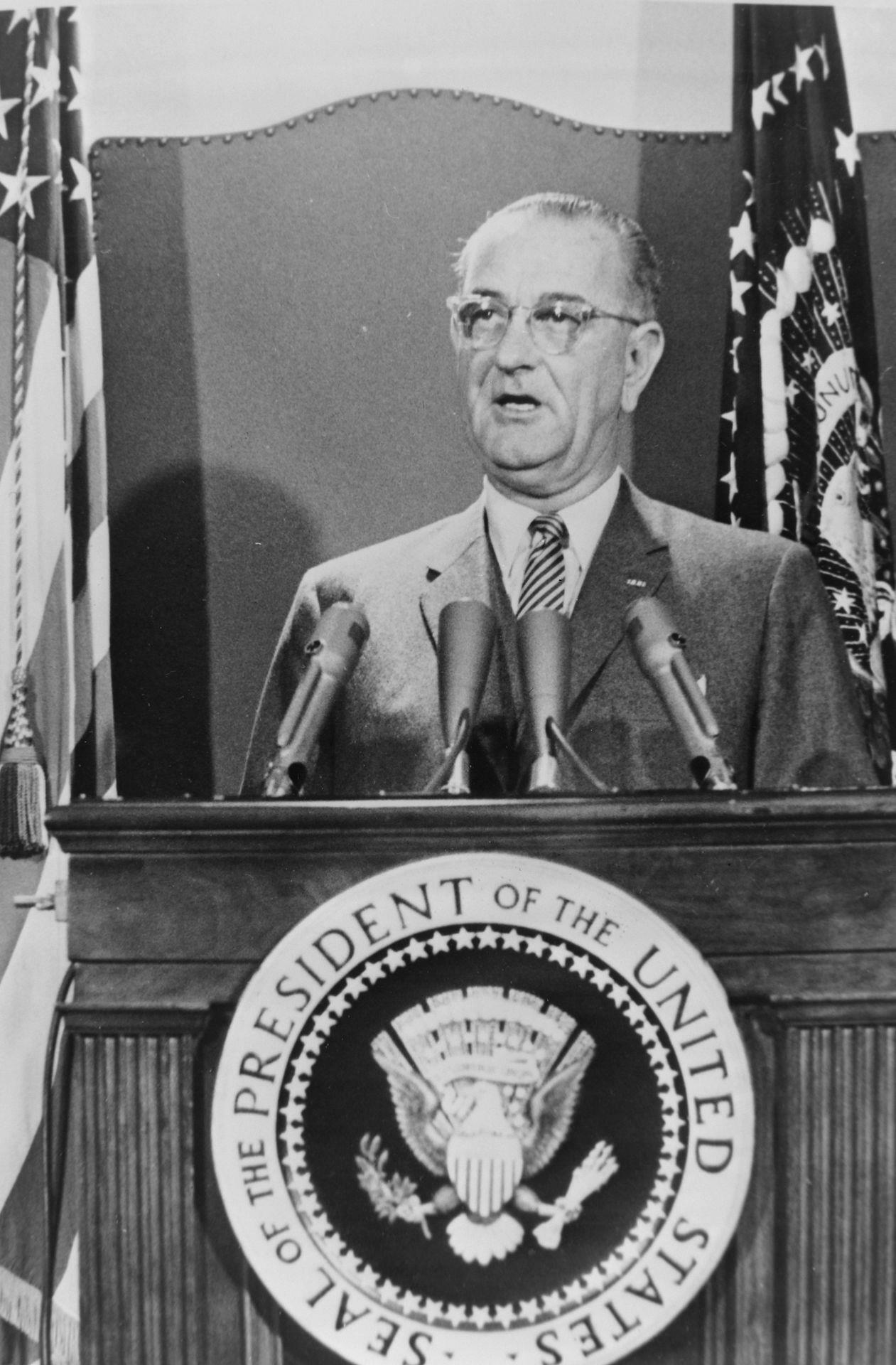 Lyndon B. Johnson: Die Amtseinführung 1963 erfolge nach einem der schrecklichsten Momente der US-Geschichte, der Ermordung von John F. Kennedy. Die Vereidigung fand am 22. November um 14.38 Uhr an Bord der Air Force One statt, in das Johnson direkt nach dem Attentat in Dallas um 12.30 Uhr gebracht wurde. Der Start der Präsidentenmaschine wurde aufgeschoben, bis Johnson seinen Eid abgeleistet hatte. Die Witwe Jaqueline Kennedy hatte noch das Blut ihres Mannes an ihrem rosafarbenen Chanel-Kostüm. Foto: imago stock&people