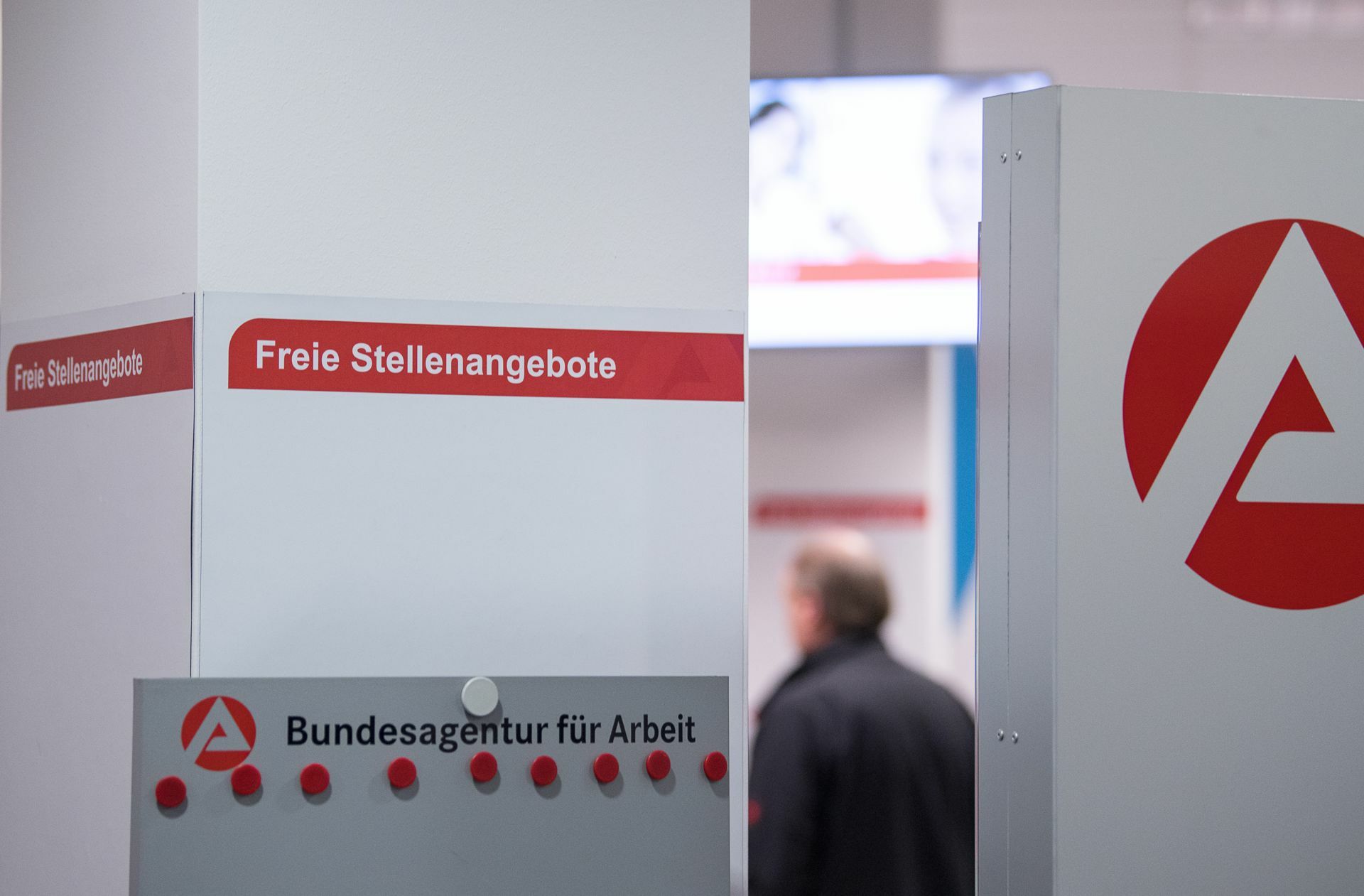 Der Arbeitsmarkt  zeigt sich bisher stabil.