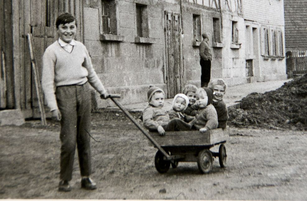 1966: Rainer zieht seine fünf Geschwister.