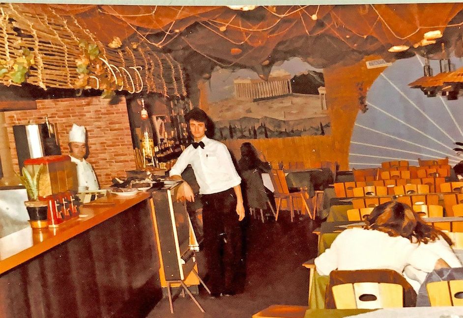 So kennen noch viele Fotius „Foti“ Papandreou: als Kultkellner in der Tränke und im Restaurant Zorbas. Auch die Mitarbeiterinnen und Mitarbeiter der benachbarten Sindelfinger Zeitung schätzten 	Gastfreundschaft und kulinarisches Angebot.  Bilder: privat