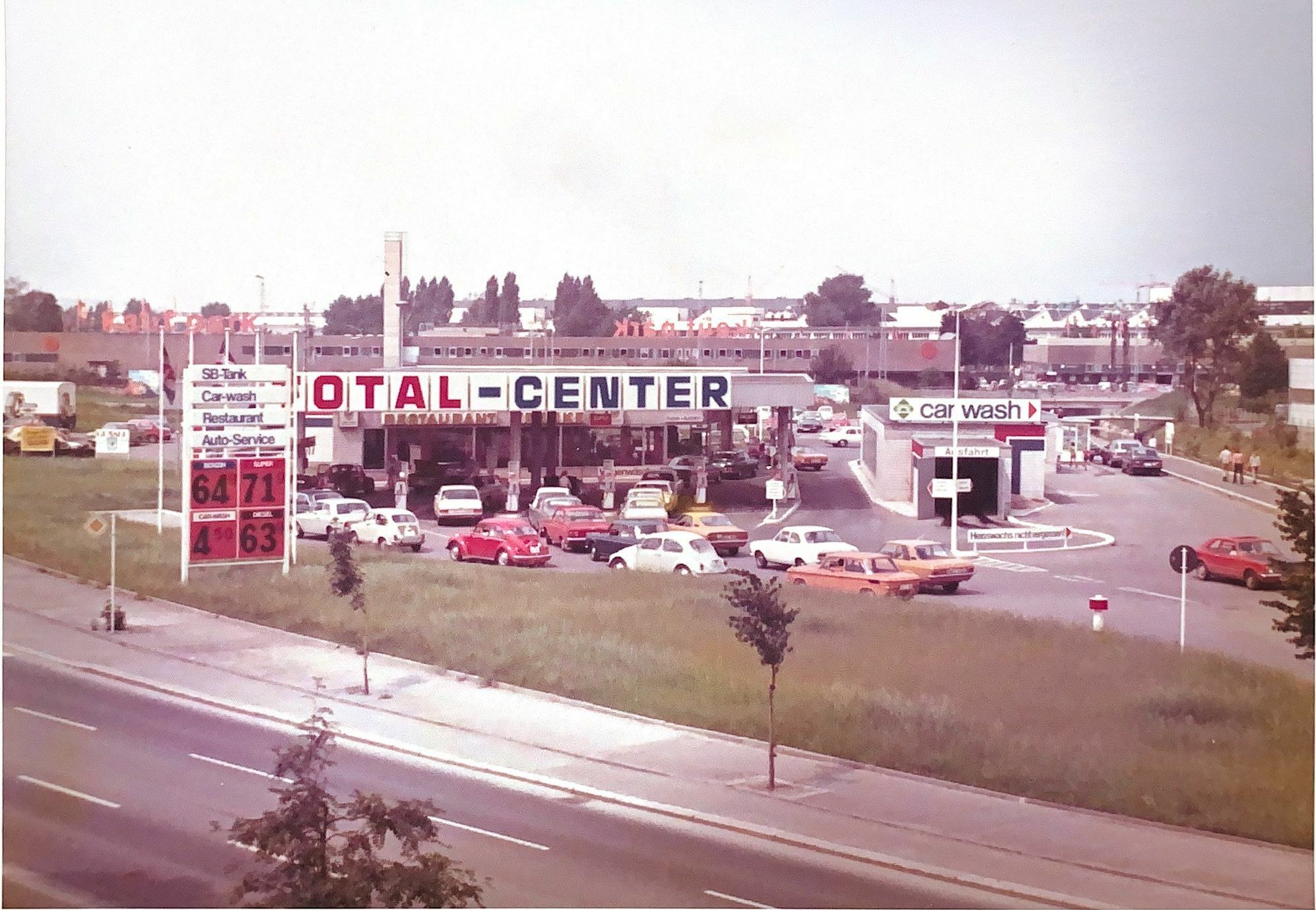 25 Jahre Ikea und davor 25 Jahre eine Totaltankstelle auf dem heutigen Parkplatz zwischen Böblinger Straße und Hanns-Martin-Schleyer-Straße – hier bediente einst der Sindelfinger Manfred Wurster seine automobilen Kunden. Zapfsäulen, Waschstraße und ein kleiner Rastplatz gehörten zum Angebot. Nach 25 Jahren war dann Schluss, Ikea kaufte das Gelände und räumte die Gebäude ab für Kunden-Stellpätze. Manfred Wurster, lange Jahre Oberschützenmeister der Schützengilde Sindelfingen, fand beim schwedischen Möbelhaus einen neuen Arbeitgeber. „Erst musste ich nach Stuttgart ins Haus in der Kronenstraße, nach der Eröffnung arbeitete ich in Sindelfingen und ging dort auch in Rente“, erinnert sich der 84-jährige.