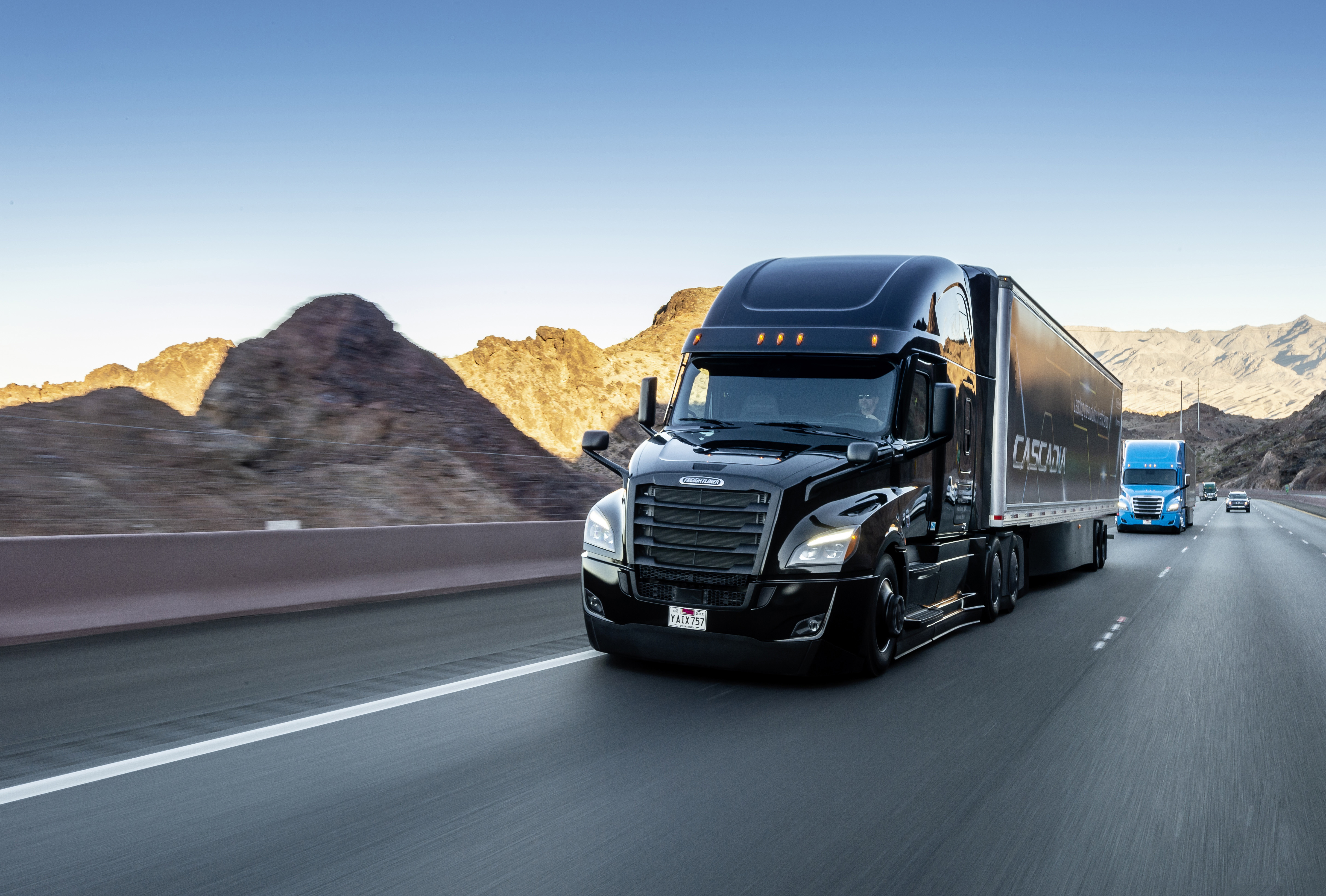 Der neue Freightliner Cascadia feierte seine Weltpremiere im Januar 2019 bei der Präsentation von Daimler Trucks auf der Consumer Electronics Show (CES) in Las Vegas. Er bietet teilautomatisierte Fahrfunktionen (Level 2) und ist damit der erste teilautomatisierte Serien-Lkw auf nordamerikanischen Straßen.
In January 2019, the new Freightliner Cascadia made its world premiere during the presentation of Daimler Trucks at the Consumer Electronics Show (CES) in Las Vegas. It offers partially automated driving features (level 2), making it the first-ever partially automated series production truck on North American roads.
