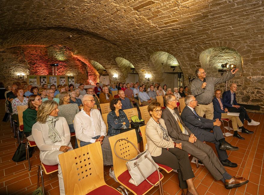 Kinderschutzexperte Benjamin Pütter berichtet bei der Jubiläumsveranstaltung im Deufringer Schloss über die weltweite Kinderarbeit. In der ersten Reihe von links: Staatssekretärin Sabine Kurtz, Landrat Roland Bernhard, Bürgermeister Ekkehard Fauth, auf der anderen Seite die Landtagsabgeordneten Hans Dieter Scheerer und Peter Seimer.           Bild: Richter