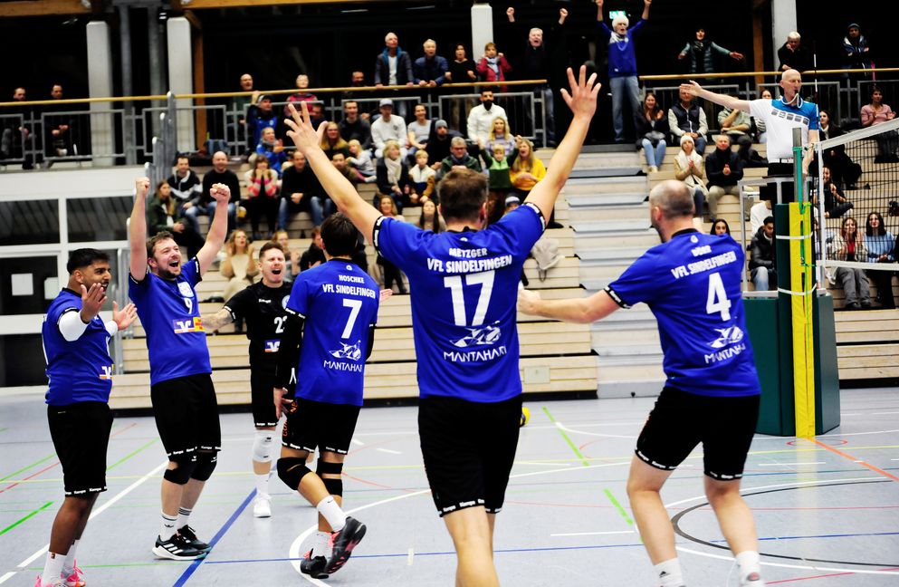 Die Sindelfinger Volleyballer feierm ihren Überraschungscoup gegen Tabellenführer Freiburg. Bild: photostampe