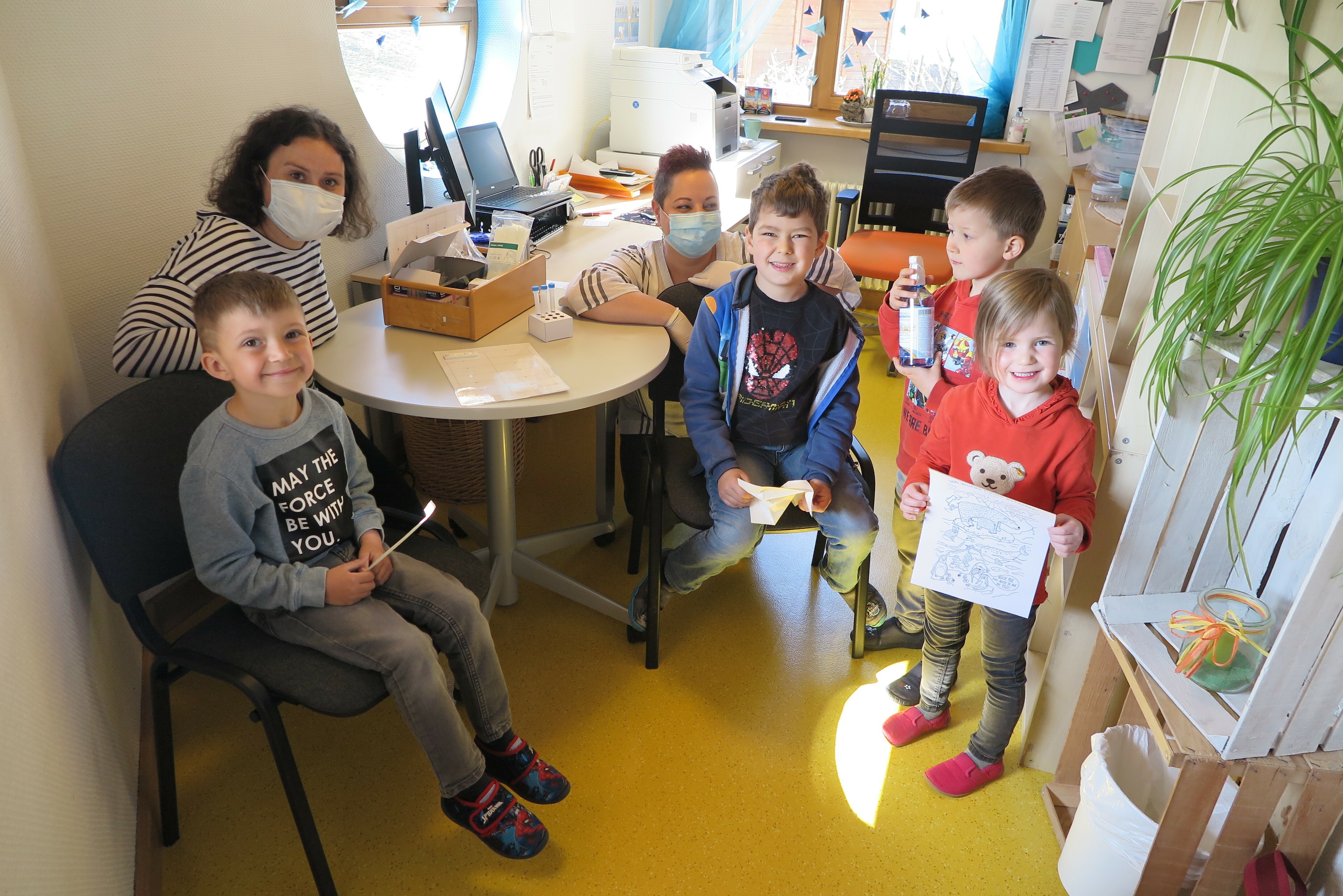 Kita-Leiterin Stefanie Bergmann (Mitte) und ihre Stellvertreterin Beate König zeigen mit Luca, Cedrik, Paul und Emily (von links) was für die Schnelltests alles notwendig ist. Bild: Groß