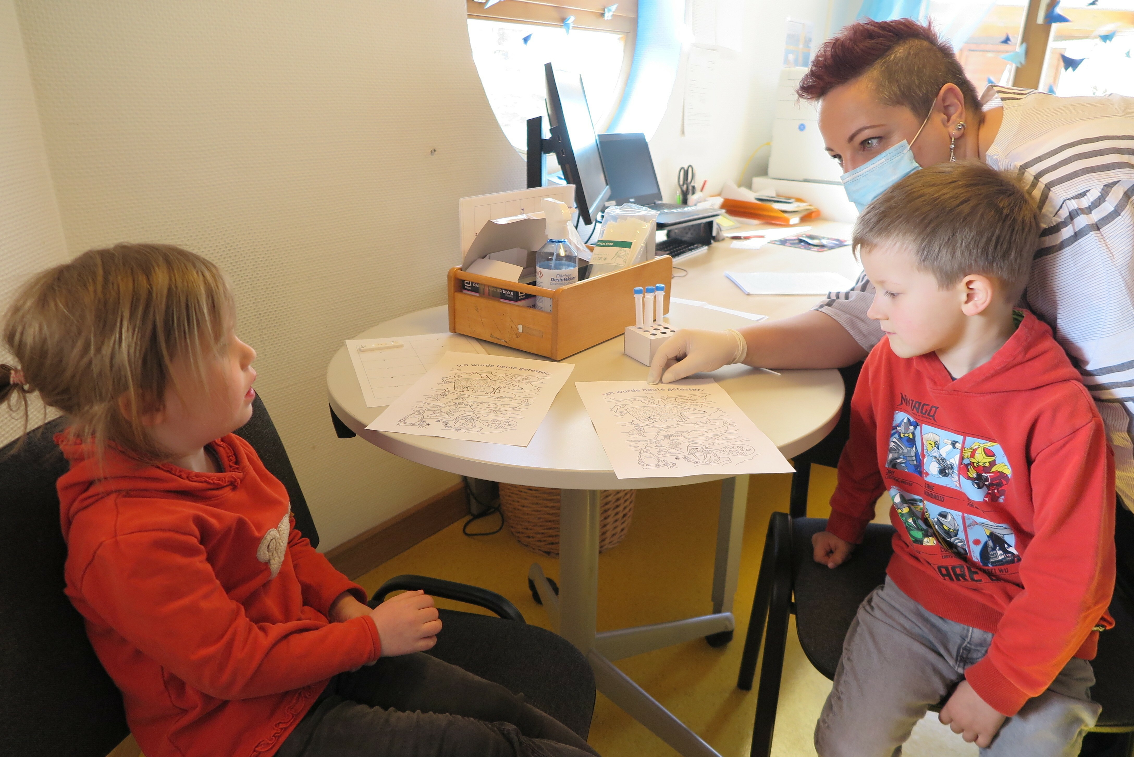 Ist der Test geschafft, dann gibt es  für Kita-Kinder wie Emily und Paul ein Ausmalbild mit der Überschrift "Ich bin getestet" mit nach Hause. Bild: Groß