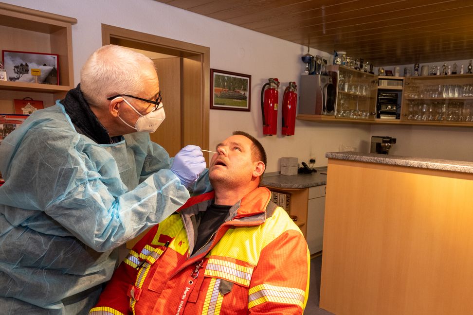 Vor der Übung zum Test, Wolfgang Nagel testet Martin Böhringer. Bild: Nüßle