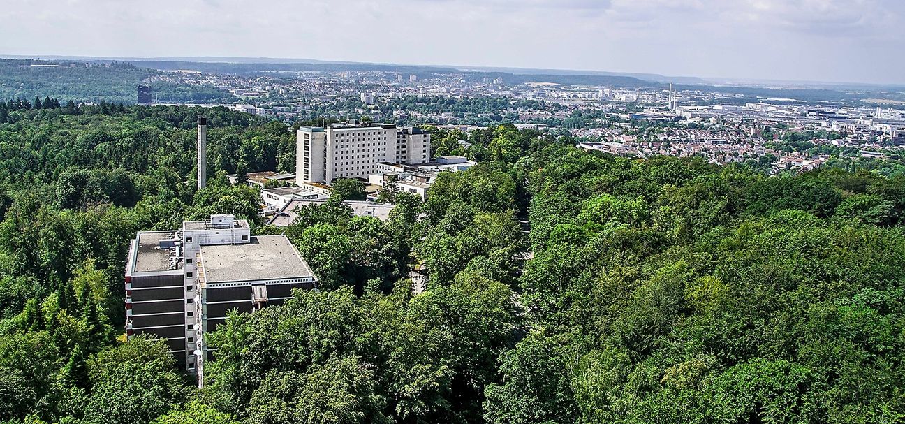 Das Sindelfinger Krankenhaus wird mit der Eröffnung der Flugfeldklinik frei. Die Umwandlung des Areals in ein neues Sindelfinger Stadtquartier ist Teil der IBA '27 in der Region Stuttgart. Bild: Dettenmeyer