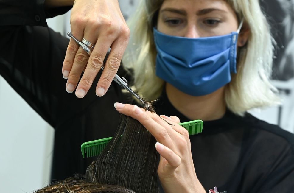 3G am Arbeitsplatz soll kommen - Die Friseurkundin muss in der drohenden Alarmstufe einen 3G-Nachweis (mit PCR-Test) bringen. Die Angestellte jedoch muss dem Chef ihren Impf- und Teststatus nicht kundtun. Foto: picture alliance/dpa/Arn..