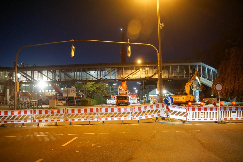 Sindelfingen: Brückenabriss in der Schleyerstraße - Rückbau des Fußgängerstegs über die Hanns-Martin-Schleyer-Straße / Startschuss auf Weg zu Mobilitätspunkt.