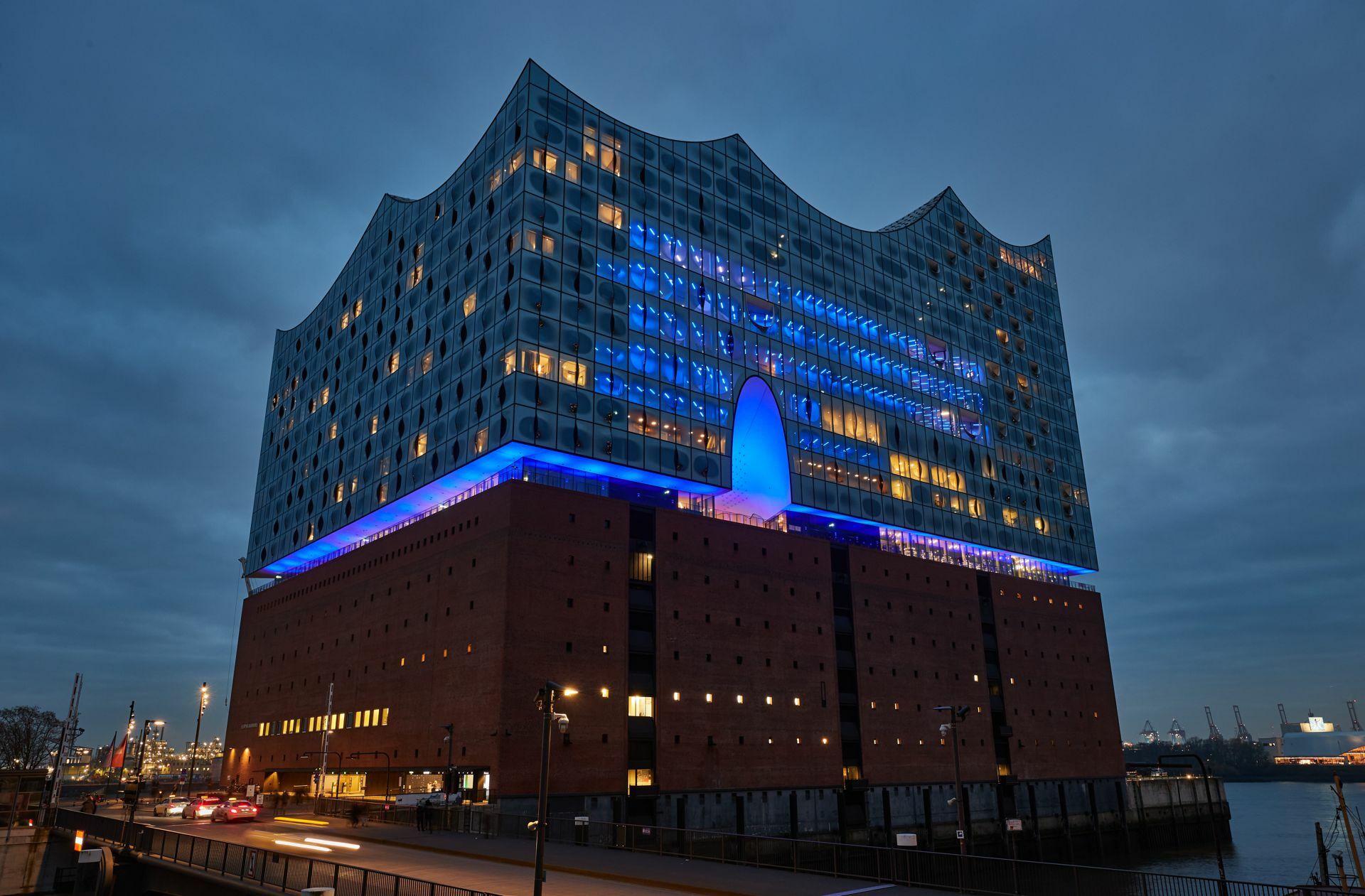 Das spektakuläre Gebäude an der Elbe beherbergt nicht nur Konzertsäle, sondern auch Wohnungen, ein Hotel und eine öffentlich zugängliche Terrasse, die Plaza. Diese Funktionsmischung wie  die leichte Zugänglichkeit auch für Nicht-Konzertbesucher und die daraus resultierende Niederschwelligkeit zeichne die „Elphi“ als Kulturbau der Zukunft aus, sagt Jörn Walter.
 Foto: picture alliance/dpa/Geo..