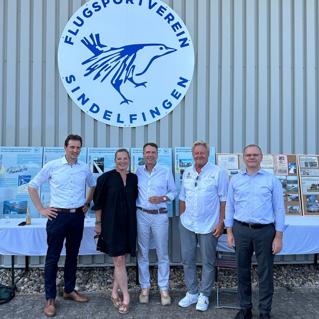 Haben Grund zum Feiern (von links): Stellvertretender Landrat Martin Wuttke, Katrin Senne und Peter Röhm vom Flugsportverein Sindelfingen, BWLV-Präsident Eberhard Laur und der stellvertretende Bürgermeister von Deckenpfronn, Ralph Süsser