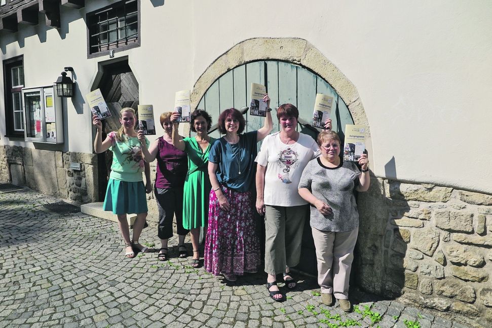 Tanja Holl, Cornelia Sattler, Sabine Wagner, Eva Schaber, Ulrike Krusemarck und Barbara Reiss (von links) vom Haus der Familie präsentieren das neue Kursprogramm. Bild: Groß